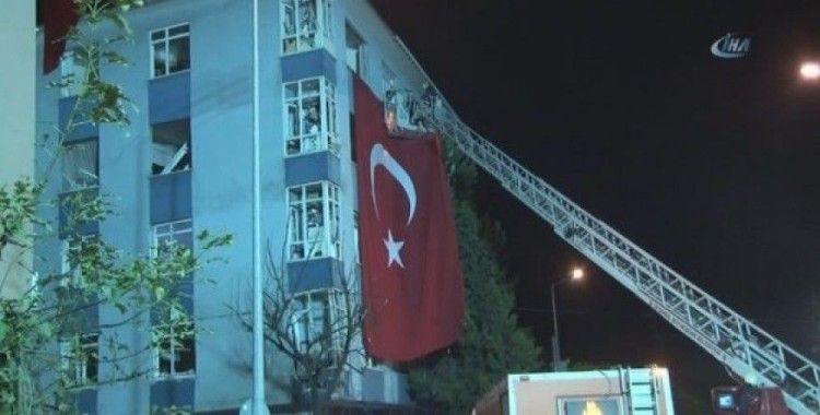 Patlamada hasar gören binaya dev Türk bayrağı asıldı