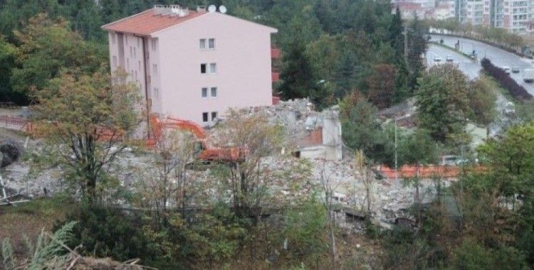 Bilecik'te askeriyeye ait 33 yıllık binalar yakıldı