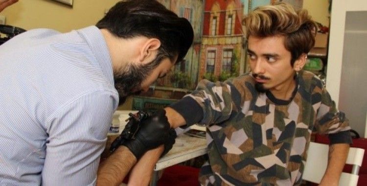 Yapılan dövmelerin geliri sokak kedilerine bağışlandı