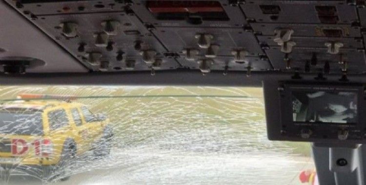 Fenerbahçe'yi taşıyan uçağın camına kuş çarptı