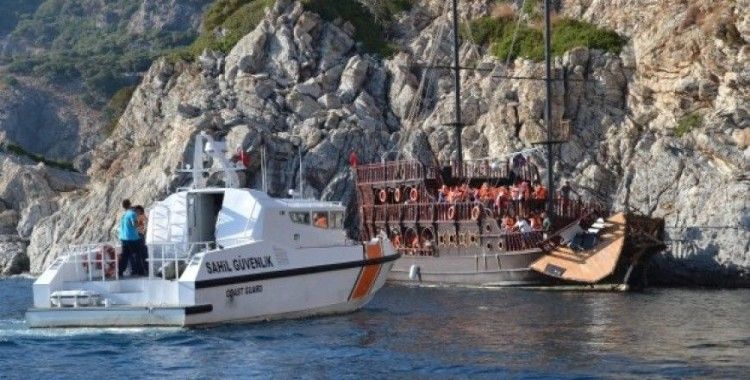 Antalya'da 2 kişiye mezar olan batık tur teknesi çıkartıldı