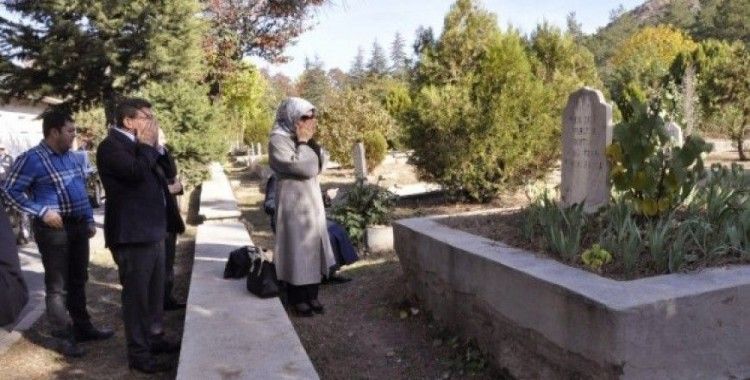 Ahmet Davutoğlu, kayınvalidesinin kabrini ziyaret etti