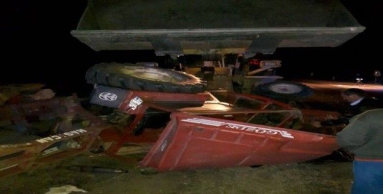 Bursa'da otomobil traktöre çarptı, 3 yaralı