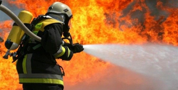 Kağıthane'de binanın çatısı alev alev yandı