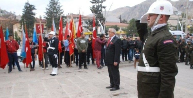Asker ve polis birlikte Atatürk Anıtı'na çelenk koydu
