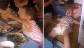 Sofradan uzaklaştırılan ufaklık masayı suladı