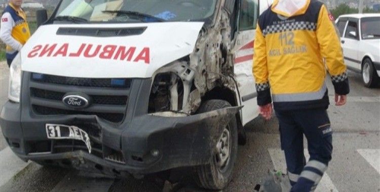 Hatay'da ambulans kaza yaptı