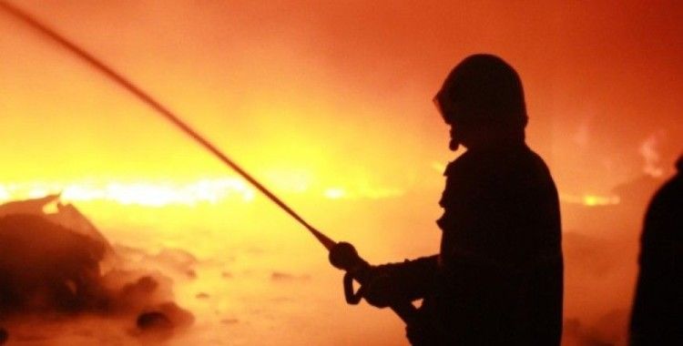 Beyoğlu'nda yangın mahalleliyi sokağa döktü