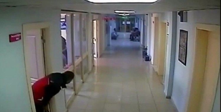 Hastaların cep telefonunu çalan hırsız kamerada