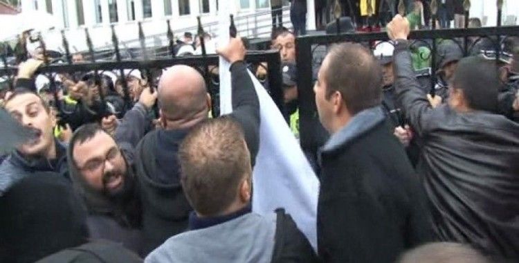 Eylemciler Başbakanlık binasının giriş kapısını kırdı