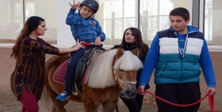 Küçük Talha engelleri atlı terapiyle aşıyor