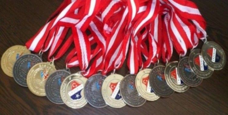 Genç haltercilerden 8 madalya