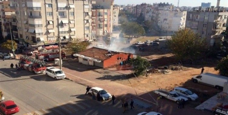 Antalya'da hurda dolu depoda korkutan yangın