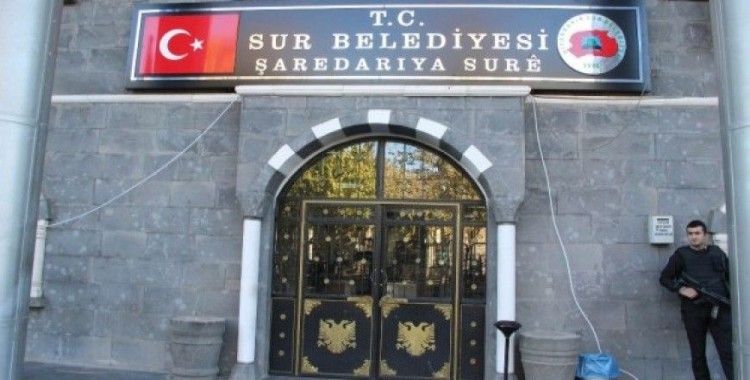 Sur Belediyesi'ne 15 yıl sonra Türk bayraklı tabela