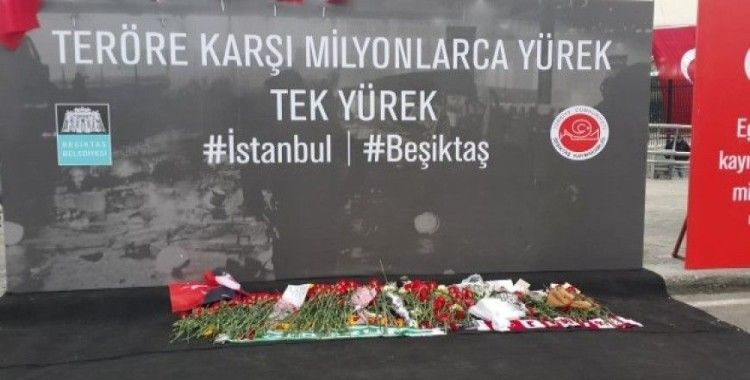 Beşiktaş şehitlerine karanfilli anma