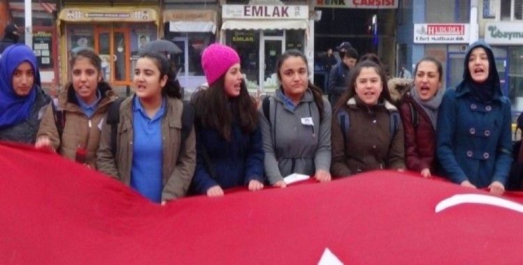 Liseli öğrenciler terör saldırısını protesto etti