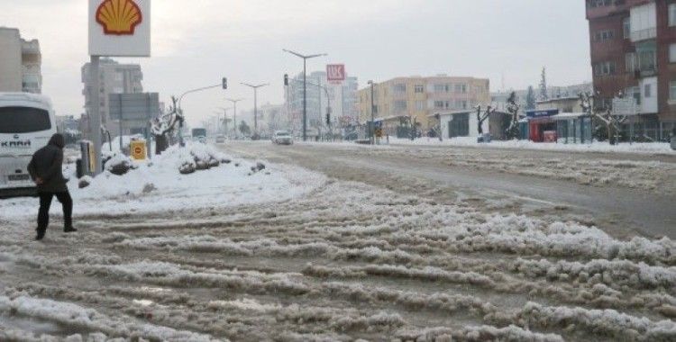 Mersin'de kar hayatı felç ediyor