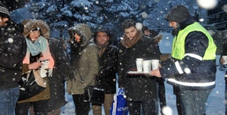 Karda işe giden İstanbullulara sıcak çorba servisi