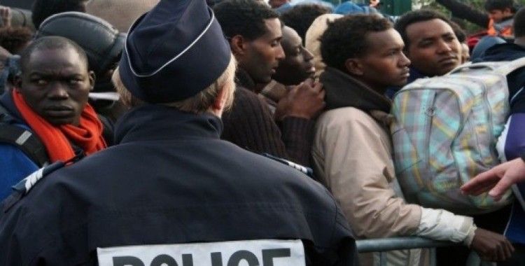 Paris polisinden mültecilere kötü muamele 