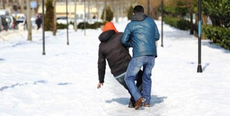 Samsun'da 2 günde 240 kişi karda düşerek yaralandı