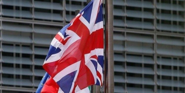 İngiltere, AB çalışanları için bin sterlin talep etmeye hazırlanıyor