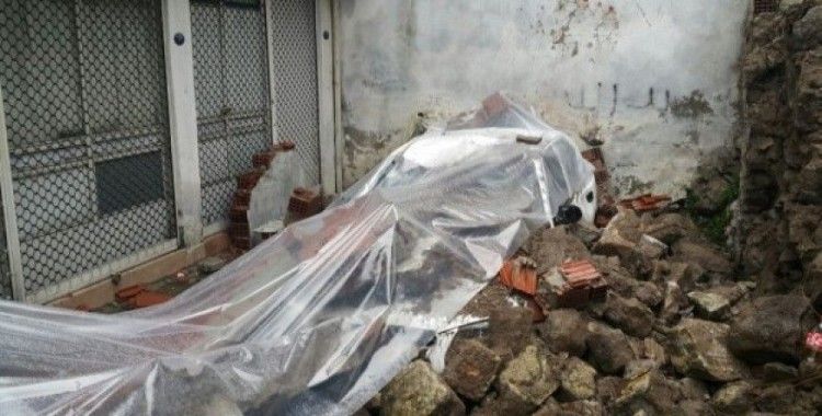 İzmir'de bina duvarı 3 aracın üzerine yıkıldı