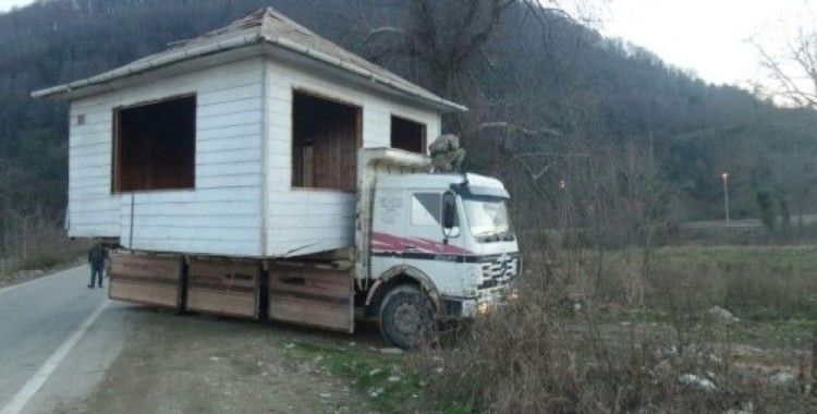 Baba yadigarı evi kamyonla taşıdı