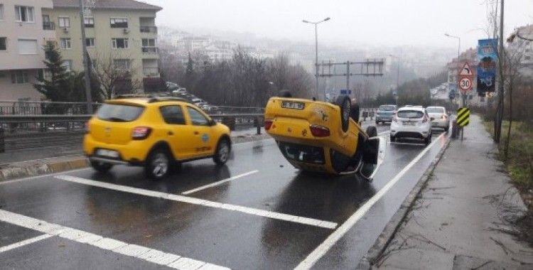 Beşiktaş’ta başka bir aracın çarptığı ticari taksi takla attı