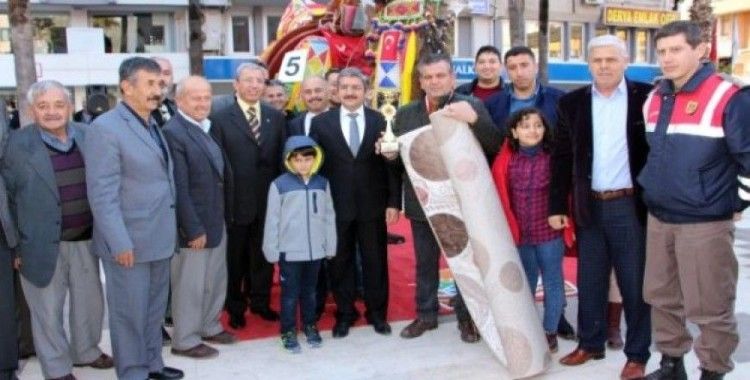 Antalya'da en süslü deve ödülü Kanka'ya gitti