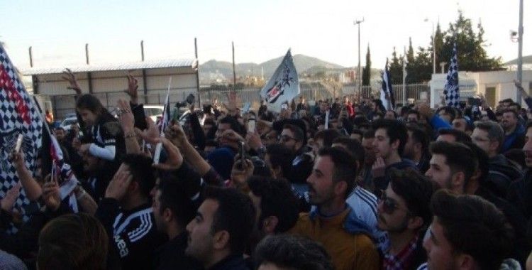 Beşiktaş taraftarı takımını protesto etti 