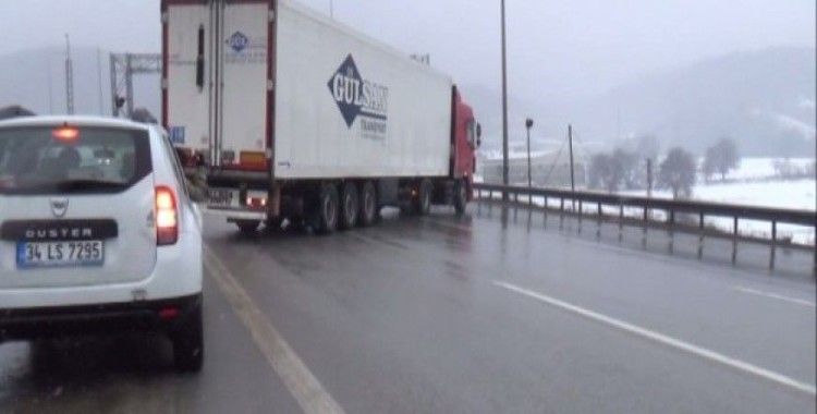 TIR bariyerlere çarptı, İstanbul yolu kapandı