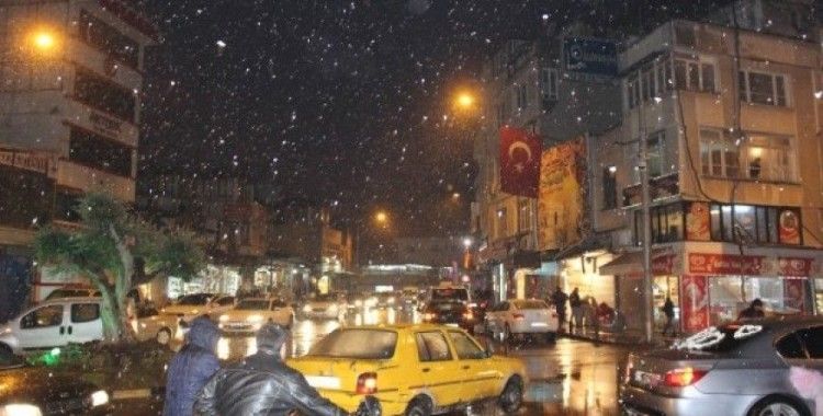 Kilis'te aniden bastıran kar yağışı etkili oldu