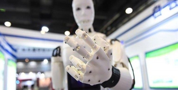 Çin'de yapay zekalı robot insanları yendi