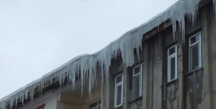 Çatılardaki buz sarkıtları tehlike saçıyor