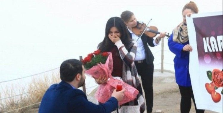 Dünyanın en yüksek peribacasında evlilik teklifi
