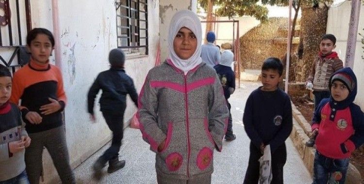 Suriyeliler battaniyeleri kışlık kıyafete çeviriyor