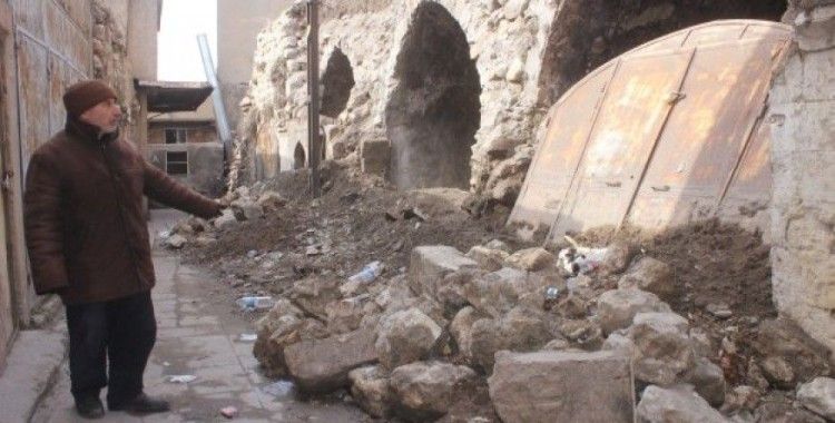 Mardin'de tarihi yapılar dökülüyor