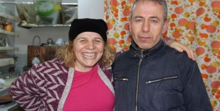 Kahkahalarıyla çevresine neşe saçıyor