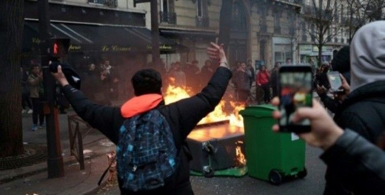 Fransa'da protestolar büyüyor