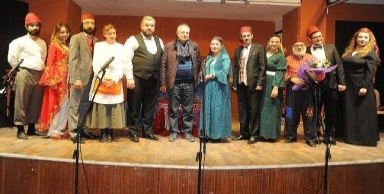 Büyükşehir Tiyatrosu Karacasu'da sahne aldı