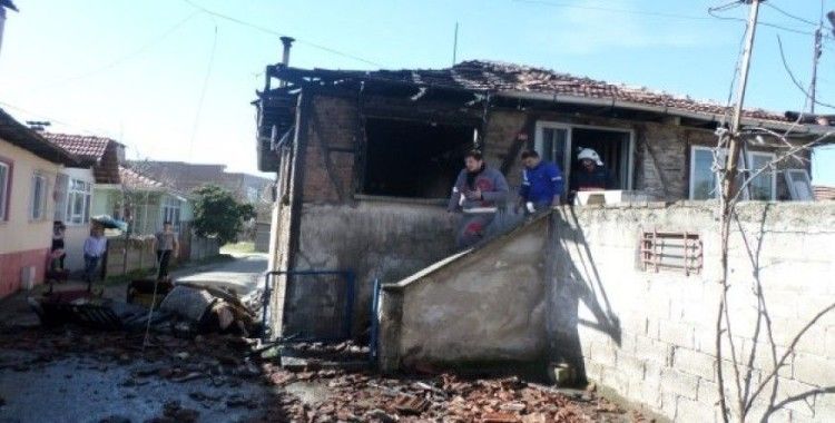Suriyeli ailenin kaldığı ev yandı