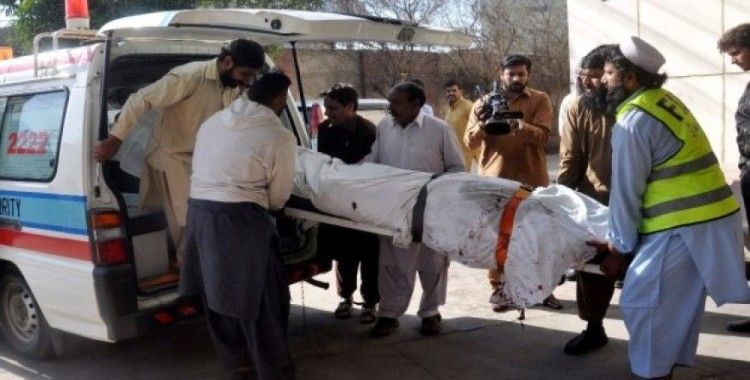 Pakistan'da uçak düştü 2 ölü