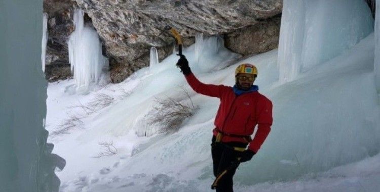 Van'da buzul şelalesine tırmanış