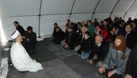 Depremzedeler Cuma namazını çadırlarda kıldı