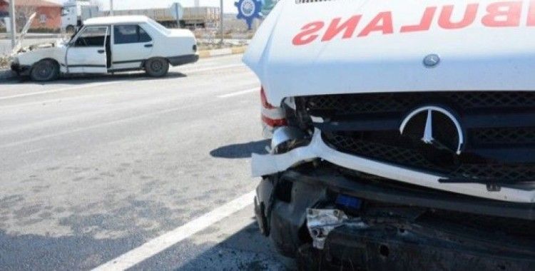 Aksaray'da hasta taşıyan ambulans kaza yaptı