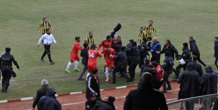 Yozgat’ta amatör küme maçında saha karıştı