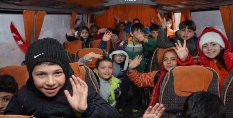 Belediye başkanı öğrenci servisine şoför oldu