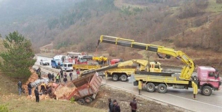 Sinop'ta tuğla yüklü kamyon devrildi, 1 ölü