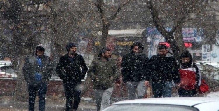 Ardahan'da sürpriz kar yağışı