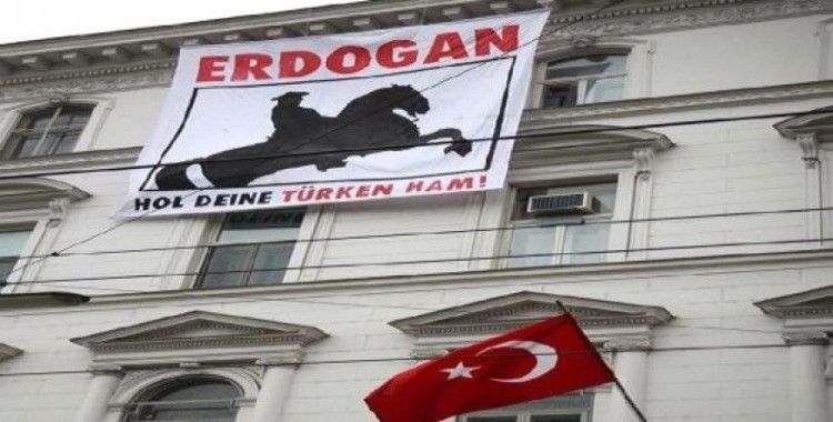 Türk Büyükelçiliğine saldırıyı aşırı sağcı grup üstlendi
